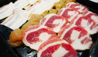 Barbekü için tepside çiğ et, yüksek açılı.