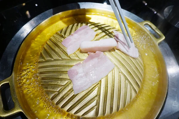 烤肉用热黄铜锅及生肉 高角形 — 图库照片