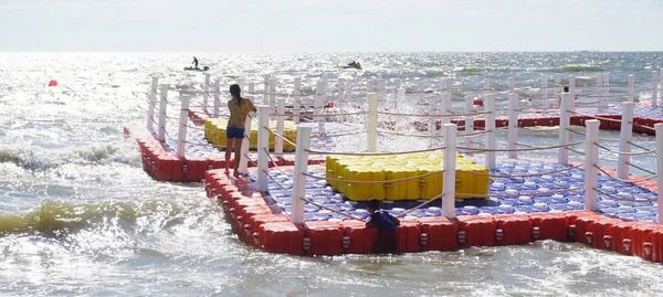 バンコク Feb 2022年2月19日 タイのチョンブリ県バンサエンで ビーチで浮遊ポンツーンで遊ぶ人々 — ストック写真