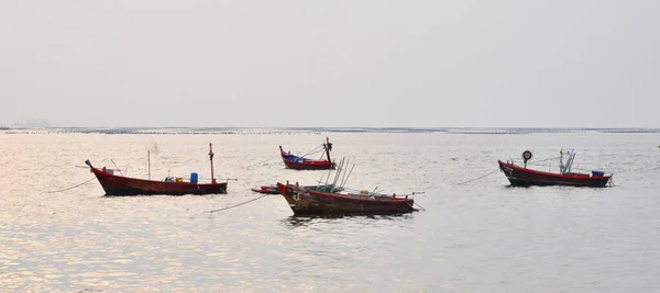 Chonburi Thailand Mar 2022年3月19日在泰国春晚Siracha Bang Phra湾的渔船泊岸 — 图库照片