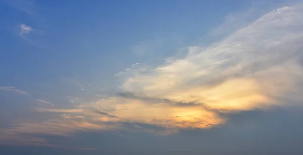 Nuvole Drammatiche Con Effetto Raggi Solari — Foto Stock