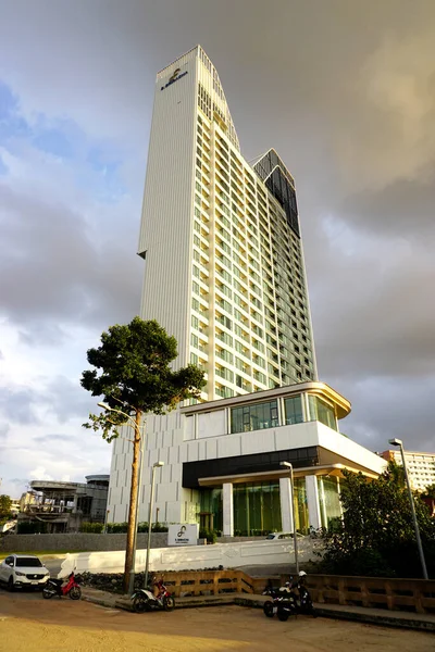 2022年2月21日 チョンブリ県シラチャ市の曇り空のホテル レジデンスビルのファサード — ストック写真