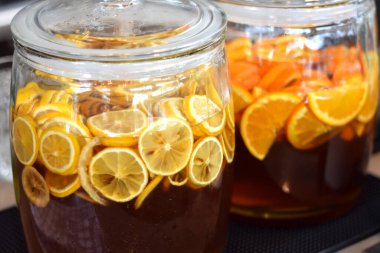 Cam kavanozda limon balı ve portakal balı