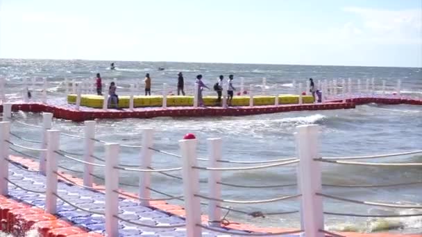 Bangsaen Thailandia Feb Gente Gioca Con Pontone Galleggiante Sulla Spiaggia — Video Stock