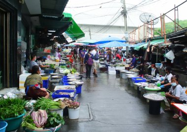 CHONBURI, THAILAND - 7 Mayıs 2022 'de Siracha, Chonburi, Tayland' da insanlar pazarda yürüyorlar.