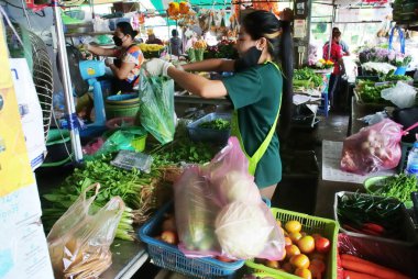 CHONBURI, THAILAND - 7 Mayıs 2022 'de Siracha, Chonburi, Tayland' da müşteri için sebze hazırlayan tüccar