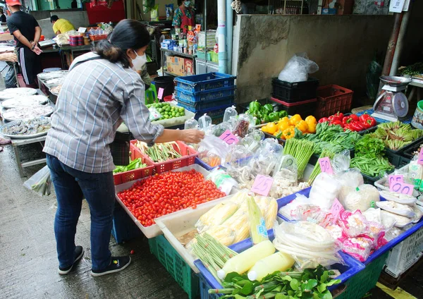 CHONBURI, THAILAND - 7 Mayıs 2022 'de Siracha, Chonburi, Tayland' da sebze satın alan insanlar
