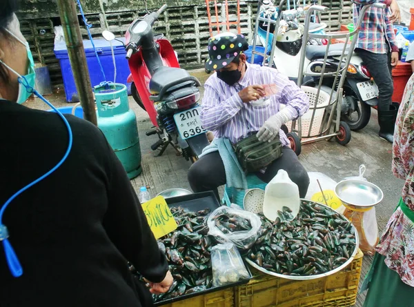 Chonburi Thailand Μαΐου Αγοράζουν Κοχύλια Στην Αγορά Στις Μαΐου 2022 — Φωτογραφία Αρχείου