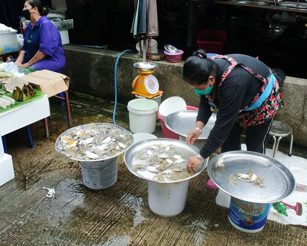 Chonburi Tailandia Mayo Comerciante Femenina Prepara Cangrejos Bandeja Mayo 2022 — Foto de Stock