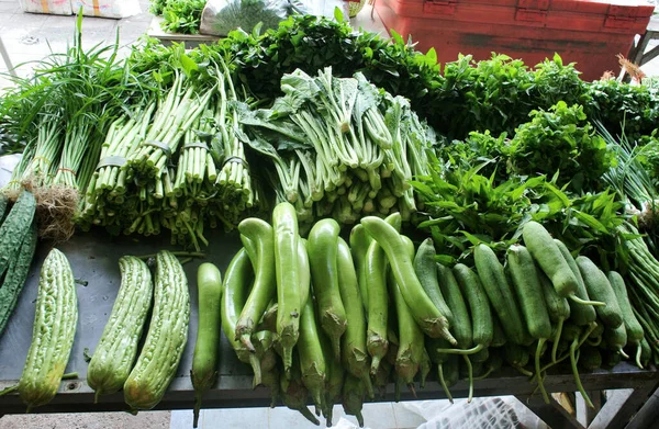 Ομάδα Λαχανικών Στο Τραπέζι Στην Αγορά Siracha — Φωτογραφία Αρχείου