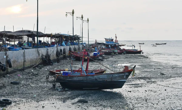 Chonburi Thailand Μαρτιου Αλιευτικό Σκάφος Αγκυροβολημένο Παραλία Χαμηλή Παλίρροια Στις — Φωτογραφία Αρχείου
