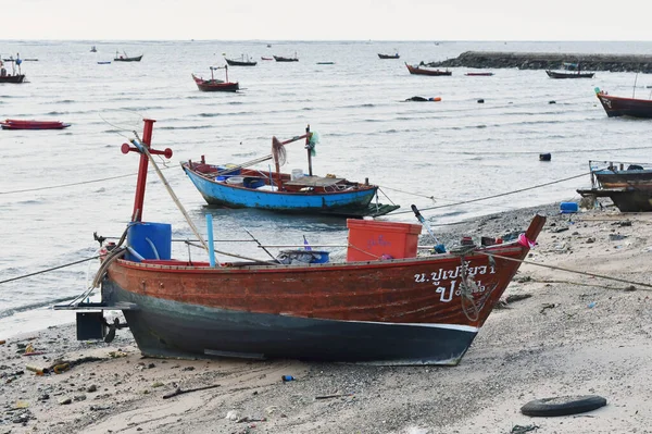 2022年3月14日 チョンブリ県シラチャ市バングラデシュにて 干潮時に漁船が浜に係留される — ストック写真