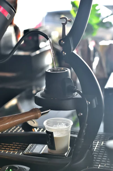 Chonburi Thailand Mar Barista Pouring Hot Water Manual Espresso Maker — Stock Photo, Image