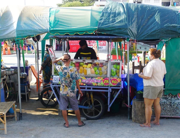 Chonburi Thailand Μαρτιου Άνθρωποι Αγοράζουν Φρούτα Από Κινητό Κατάστημα Φρούτων — Φωτογραφία Αρχείου