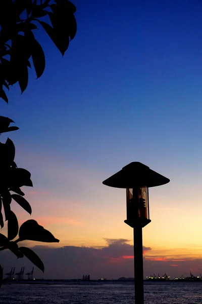 Silhouette Lampione Con Cielo Tramonto Mare — Foto Stock