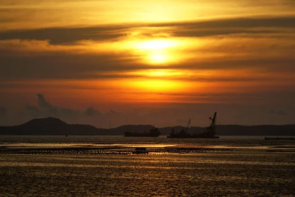 Gün batımı gökyüzü ada siluetiyle
