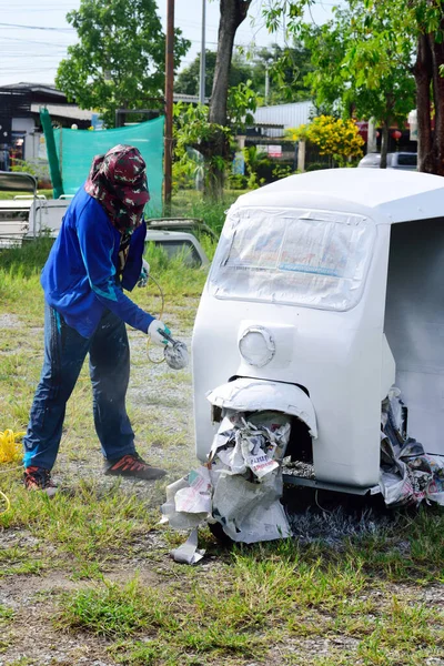 Chonburi Thailand Apr Arbetstagaren Spraymålar Trehjuling Utomhus Den April 2022 — Stockfoto