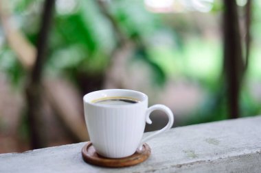 Sıcak kahve bardağı tırabzanda, kahve evde.