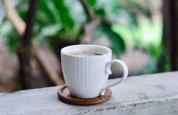 手すりの上のホットコーヒーカップ 自宅のコーヒー — ストック写真