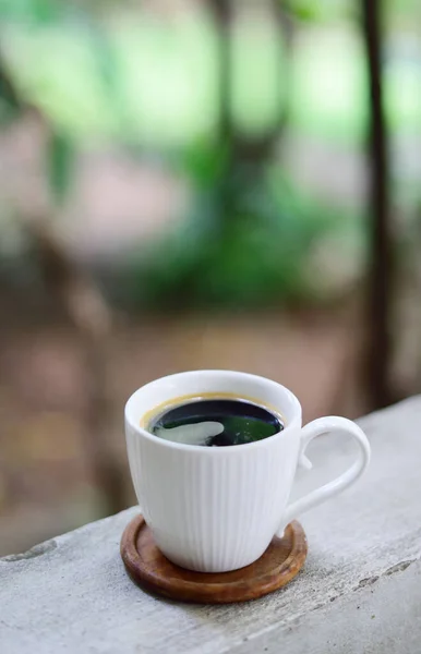 Чашка Горячего Кофе Перилах Кофе Дома — стоковое фото