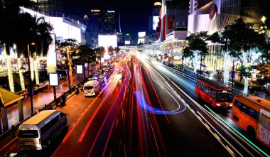 BANGKOK, THAILAND - 22 DEC: 22 Aralık 2019 tarihinde Bangkok, Tayland 'da Rajdamri yolunda uzun süreli gece trafiği