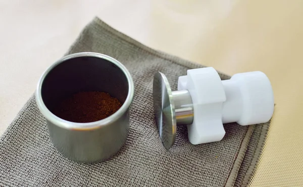 Koffie Gemalen Portafilter Met Koffie Sabotage Naast — Stockfoto