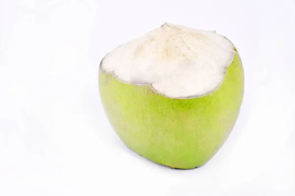 Grüne Kokosfrüchte Trinkfertig Isoliert Auf Weißem Hintergrund — Stockfoto