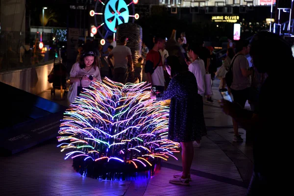 Bangkok Thailand Dec 2019年12月22日在泰国曼谷 人们在街上拍照点亮艺术夹具 — 图库照片