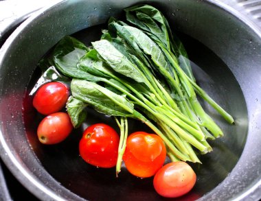 Lavaboda yıkanmış taze sebzeler.