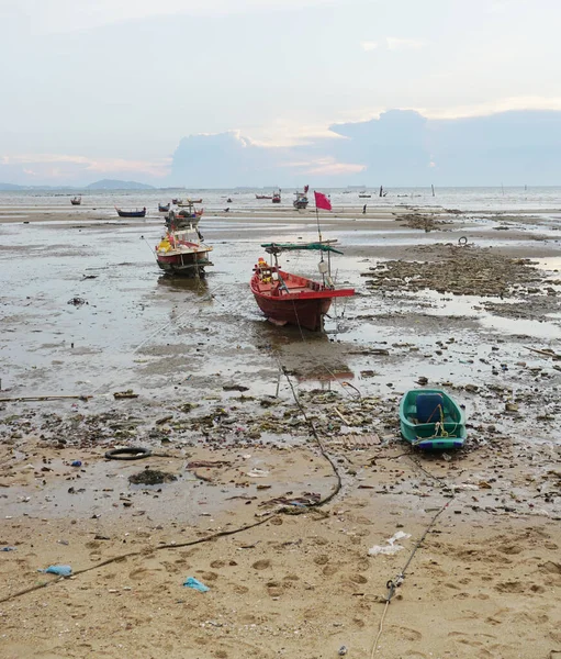 Chonburi Tailândia Março Grupo Pequenos Barcos Pesca Mar Maré Baixa — Fotografia de Stock