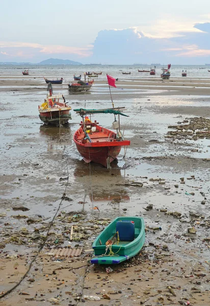 Chonburi Tailândia Março Grupo Pequenos Barcos Pesca Mar Maré Baixa — Fotografia de Stock