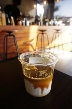 Kirli kahveyi yakın plan çek, sehpada, kafenin arkasında.