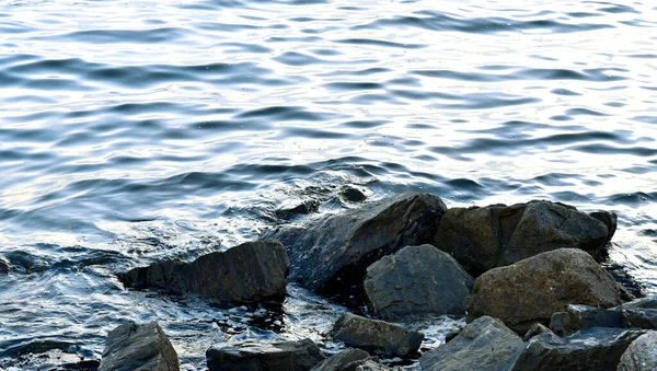 石と海のサーフィン 穏やかな背景 — ストック写真