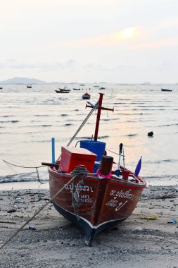 CHONBURI, THAILAND - 14 Mart 2022 'de Chonburi, Tayland' da kıyıya demir atmış bir balıkçı teknesi