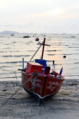 CHONBURI, THAILAND - 14 Mart 2022 'de Chonburi, Tayland' da kıyıya demir atmış bir balıkçı teknesi