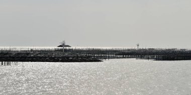 CHONBURI, THAILAND - 26 Şubat 2022 tarihinde Ang Sila, Chonburi, Tayland 'da küçük bir dalgakıran adası.