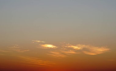 Bulutlu gün batımı ışığı