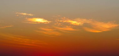 Bulutlu gün batımı ışığı