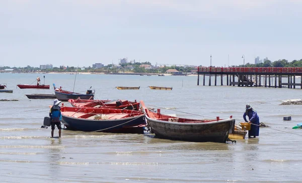 Chonburi Tailandia Julio Grupo Barcos Pesqueros Amarrados Mar Con Marea — Foto de Stock