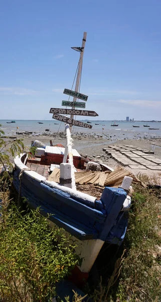 7月5日 タイのチョンブリ県シラチャ市で 2021年7月5日にビーチでの標識付き難破船 — ストック写真