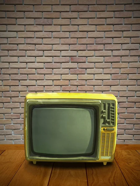 Vintage Τηλεόραση Στο Ξύλινο Κατάστρωμα — Φωτογραφία Αρχείου