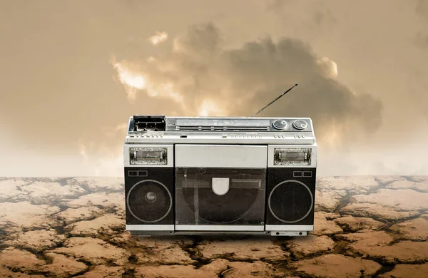 Rádio Vintage Leitor Cassetes Terra Rachada Tecnologia Natureza Selvagem — Fotografia de Stock