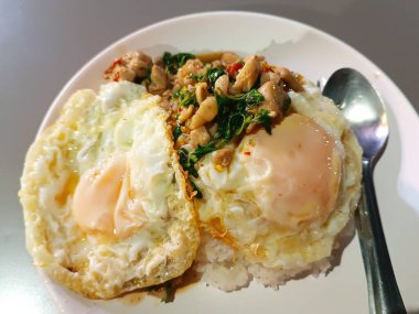 Tayland fesleğeni domuz eti ve sahanda yumurta ile kızartılmış.