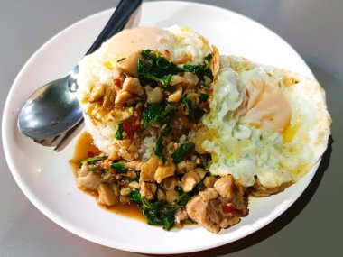 Tayland fesleğeni domuz eti ve sahanda yumurta ile kızartılmış.