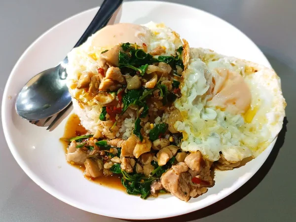 Tayland fesleğeni domuz eti ve sahanda yumurta ile kızartılmış.