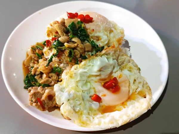 Albahaca Tailandesa Revuelva Frito Con Cerdo Huevo Frito —  Fotos de Stock