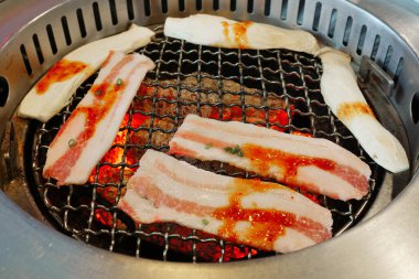 Japon usulü barbekü sobasında çiğ et ızgarası.