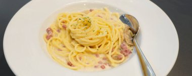 Beyaz tabakta İtalyan spagetti Carbonara mutfağı.