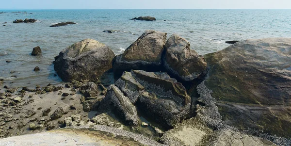 해변에 바위가 — 스톡 사진