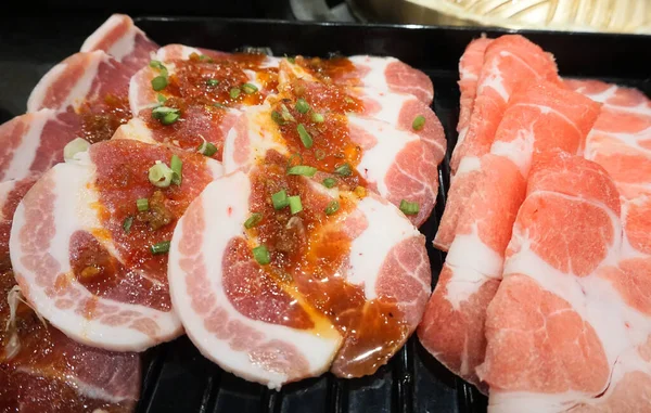 Alimentos Crus Carne Fresca Bandeja Preta Para Churrasqueira — Fotografia de Stock